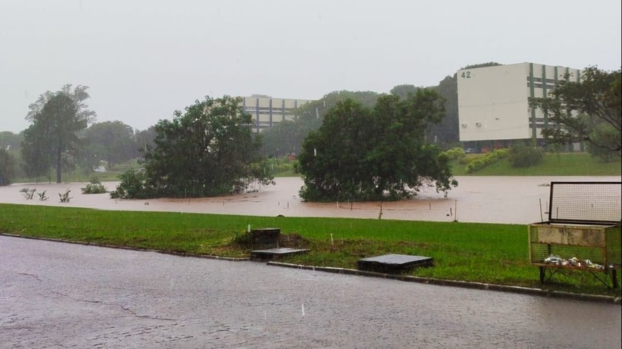 Universidade Federal de Santa Maria (RS) alagada durante as chuvas de 2024.