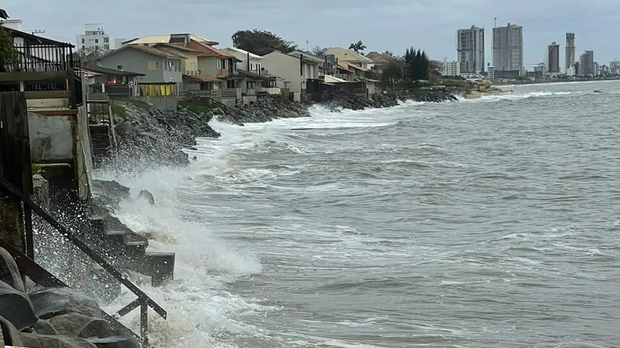 Ressaca marítima avançou contra ruas.
