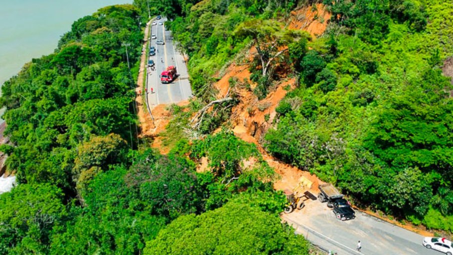Rodovia Rio-Santos (BR-101)interditada por deslizamento de terra, em fevereiro de 2023