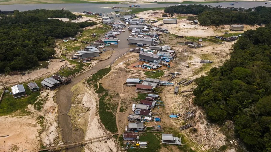 Estiagem na Amazônia, em 2023; rios bateram menor marca