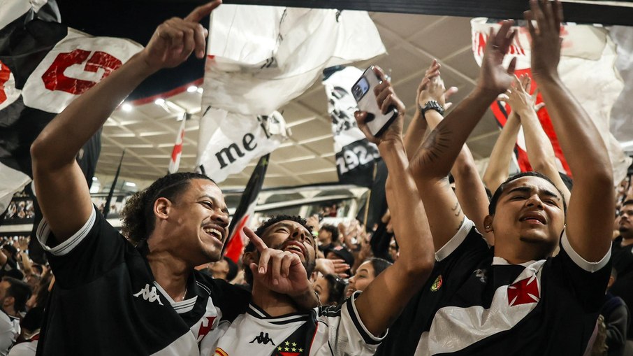 Torcida do Vasco em vitória sobre o Cruzeiro, no último jogo em São Januário