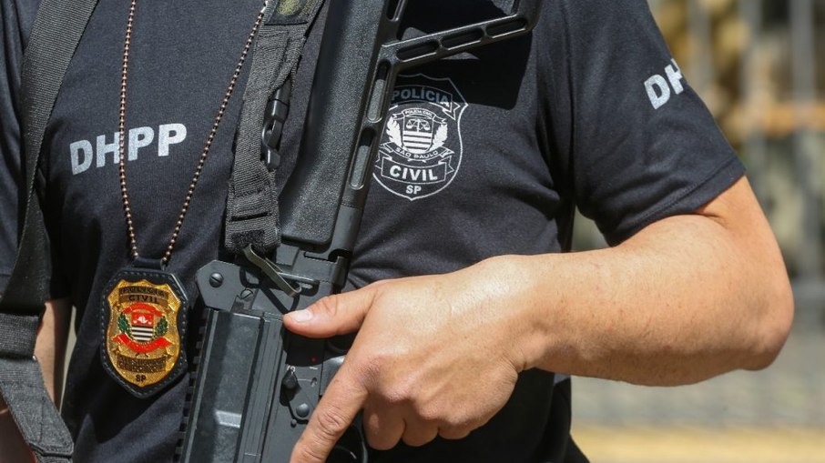 Suspeito foi levado para prestar esclarecimentos na delegacia