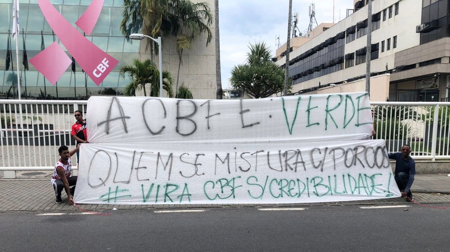 Flamenguistas protestam contra o Palmeiras: Flamenguistas protestam contra o Palmeiras: