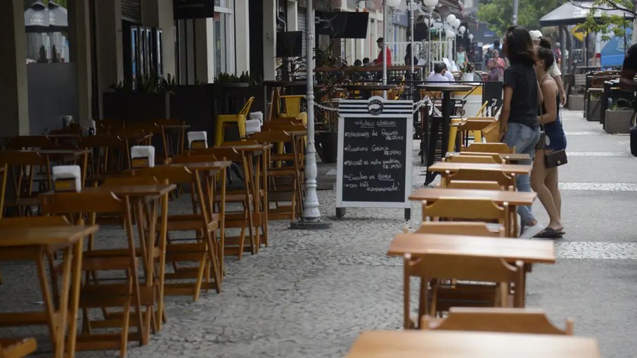 Boatos de intoxicação por metanol no Rio de Janeiro circulam nas redes sociais