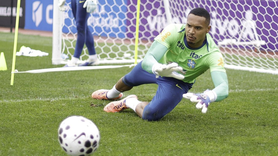 John no treino de goleiros da seleção
