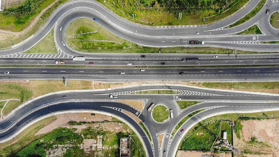 Rodovia Dutra é espinha dorsal do transporte de cargas e de turismo no País