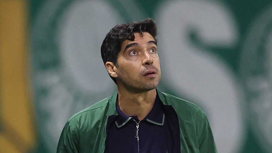 Abel Ferreira pensativo na goleada do Palmeiras sobre o Juventude