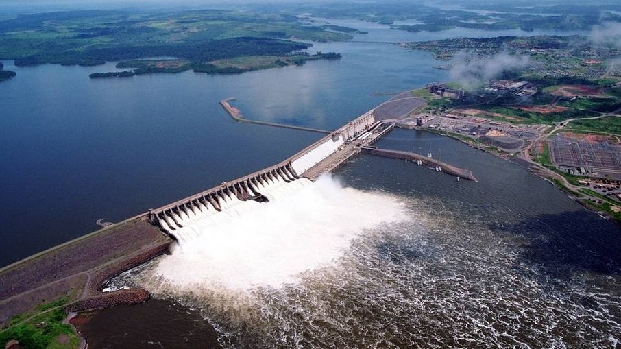 Cerca de 60% da energia produzida no Brasil vem de usinas hidrelétricas Cerca de 60% da energia produzida no Brasil vem de usinas hidrelétricas