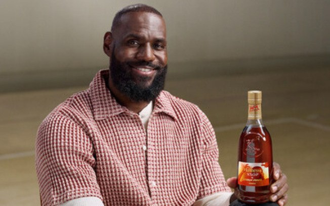 LeBron James segura garrafa de Hennessy