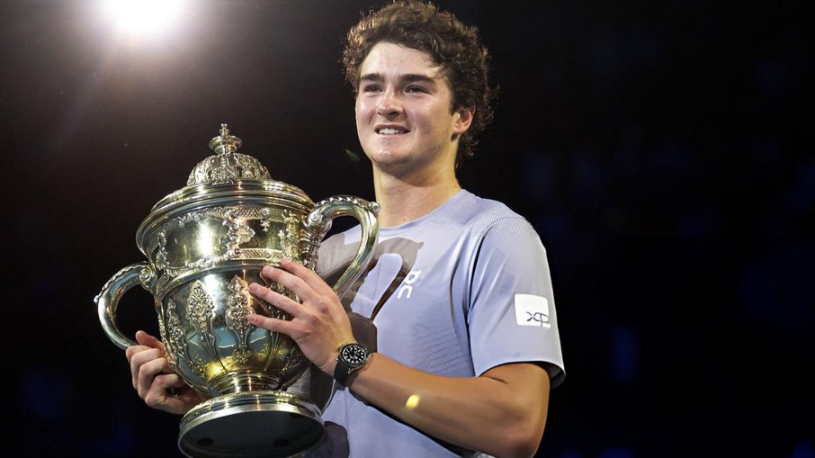 João Fonseca faturou o título do ATP 500 da Basileia neste domingo (26) João Fonseca faturou o título do ATP 500 da Basileia neste domingo (26)