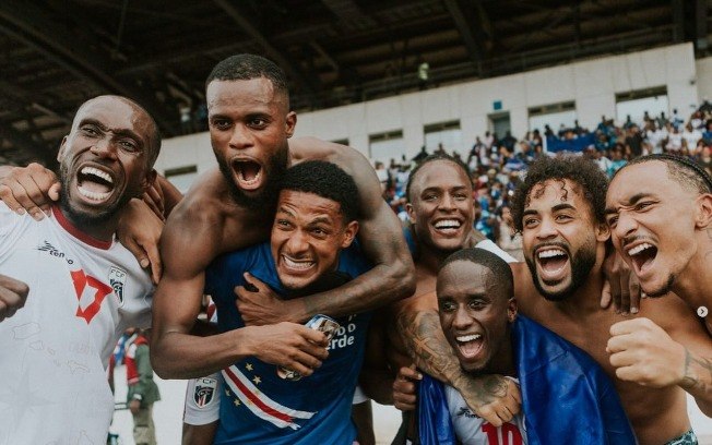 Jogadores de Cabo Verde comemoram vitória sobre Camarões