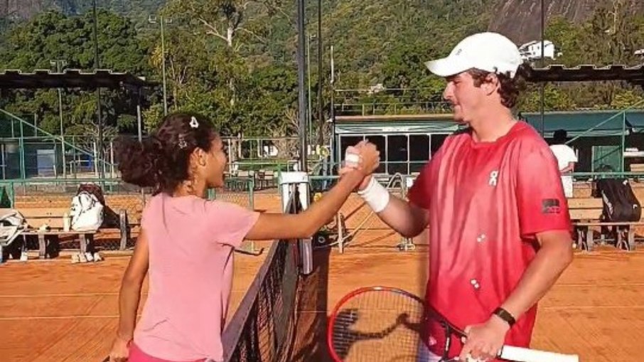 Jovem tenista realiza sonho ao jogar com João Fonseca; assista