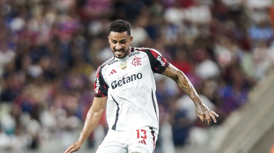Danilo tenta dar o passe na derrota do Flamengo para o Fortaleza Danilo tenta dar o passe na derrota do Flamengo para o Fortaleza