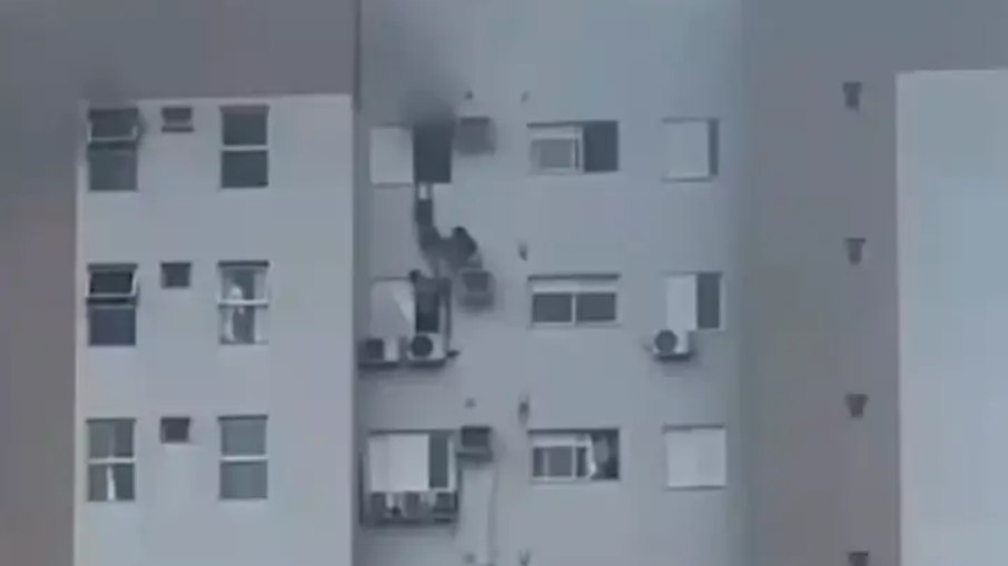 Testemunhas gravaram a mulher do lado externo do prédio, salvando familiares