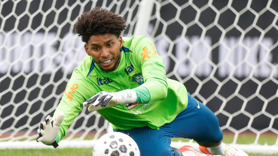 Hugo Souza em treino da seleção brasileira