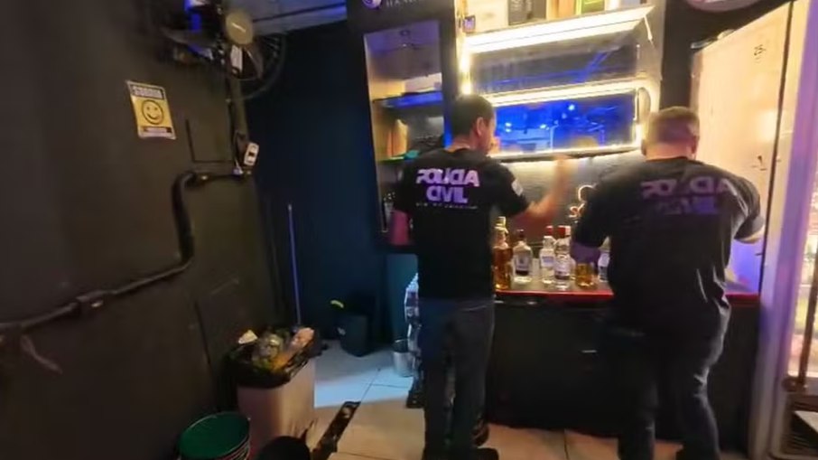 Policiais encontraram bebidas armazenadas de forma irregular