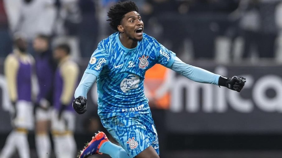 Hugo Souza chegou assumindo a titularidade no Corinthians, após as saídas de Cássio e Carlos Miguel
