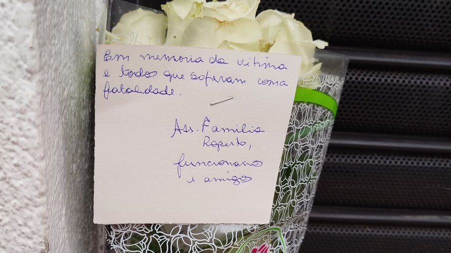Bilhete e flores em homenagem às vítimas