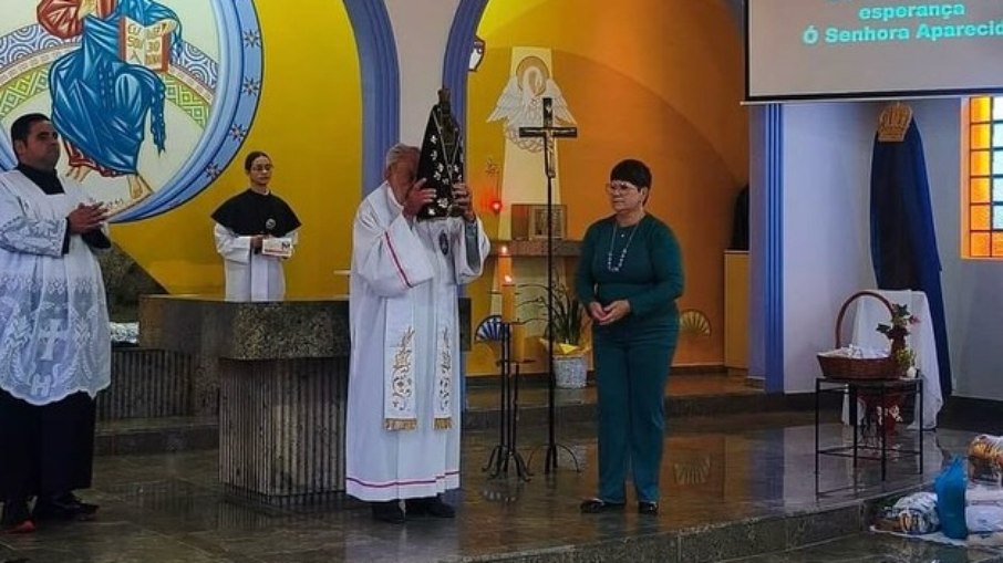 Padre morre em igreja após celebrar missa para Nossa Senhora.