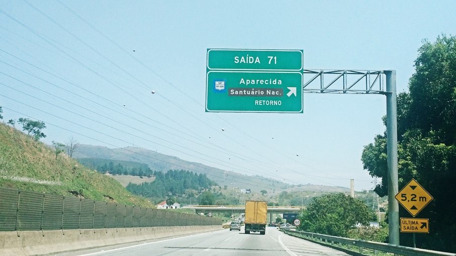 Acesso a Aparecida no km 71 da Via Dutra. no sentido Rio-São Paulo
