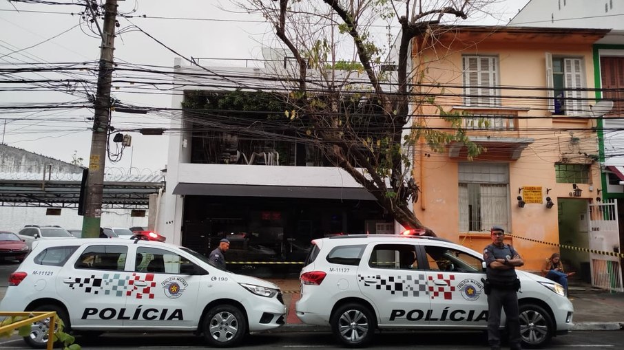 Polícia em frente ao Jamile