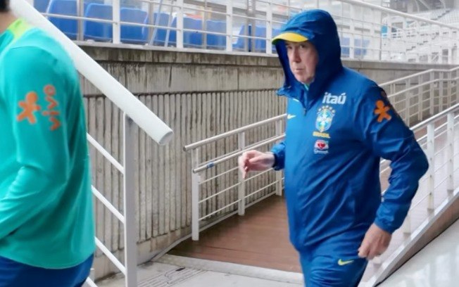 Carlo Ancelotti em treino da seleção em Seul