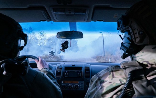 Artilheiros da Guarda Nacional ucraniana dirigem-se para uma posição no distrito de Kupiansk