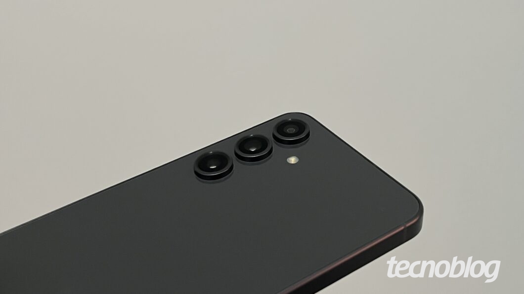 Traseira do Galaxy S24 FE evidenciando o conjunto triplo de c&acirc;meras