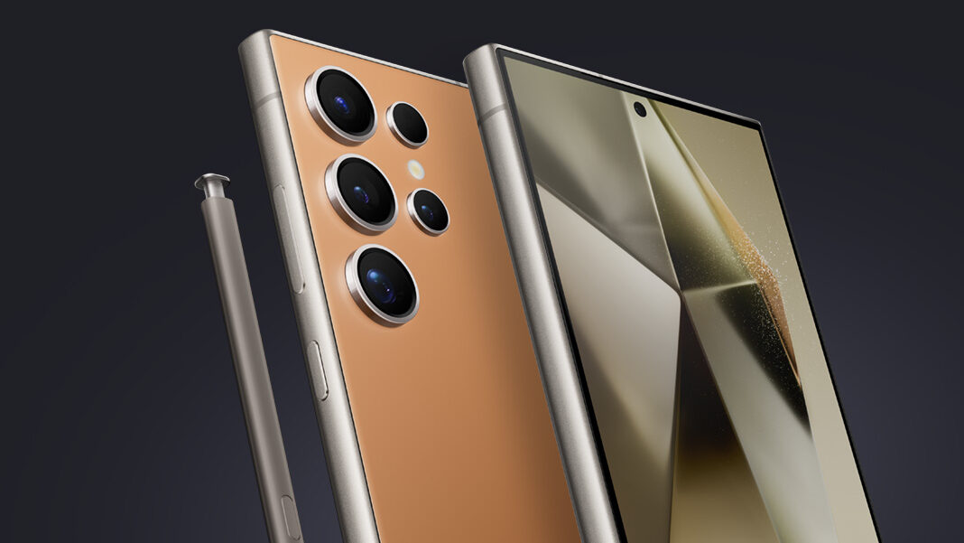 Foto de estúdio de fundo escuro, mostrando dois Galaxy S24 Ultra de perfil, lado a lado. O aparelho à esquerda, com a traseira na cor laranja-cobre fosca e bordas prateadas, exibe quatro lentes de câmera alinhadas verticalmente e um sensor menor, com as lentes ligeiramente saltadas.