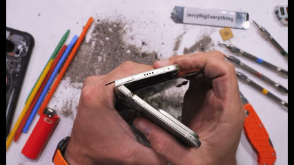 GIF do momento em que um smartphone dobrável começa a soltar fumaça