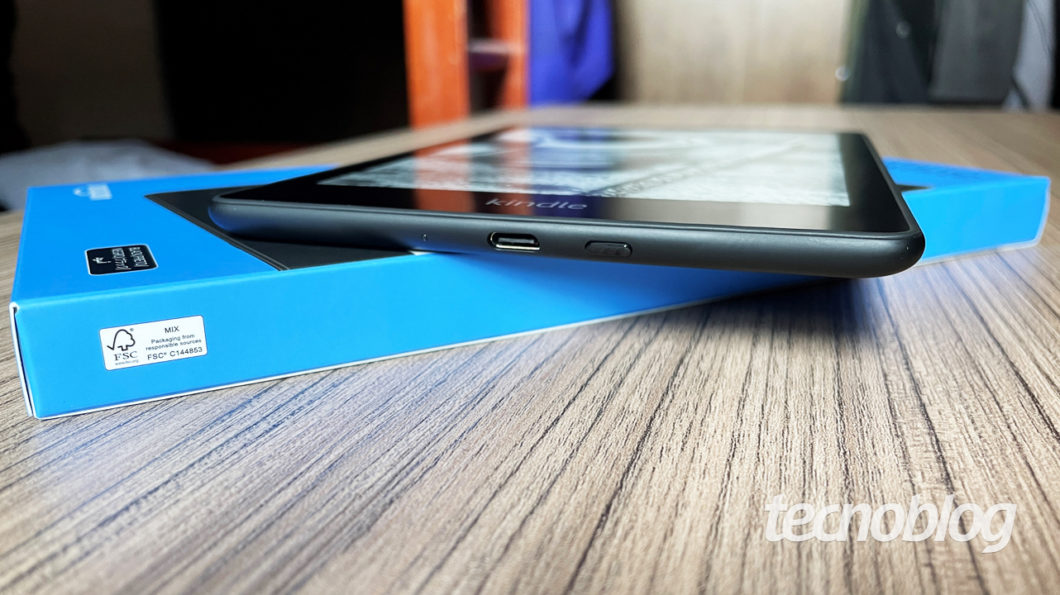 Kindle Paperwhite finalmente tem porta USB-C (imagem: Emerson Alecrim/Tecnoblog)
