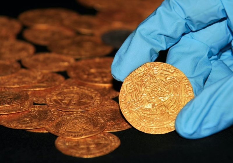 A família encontrou um tesouro perdido enterrado no quintal de casa na Inglaterra. As moedas raras estão avaliadas em 300 mil dólares - Foto: The Trustees of the British Museum
