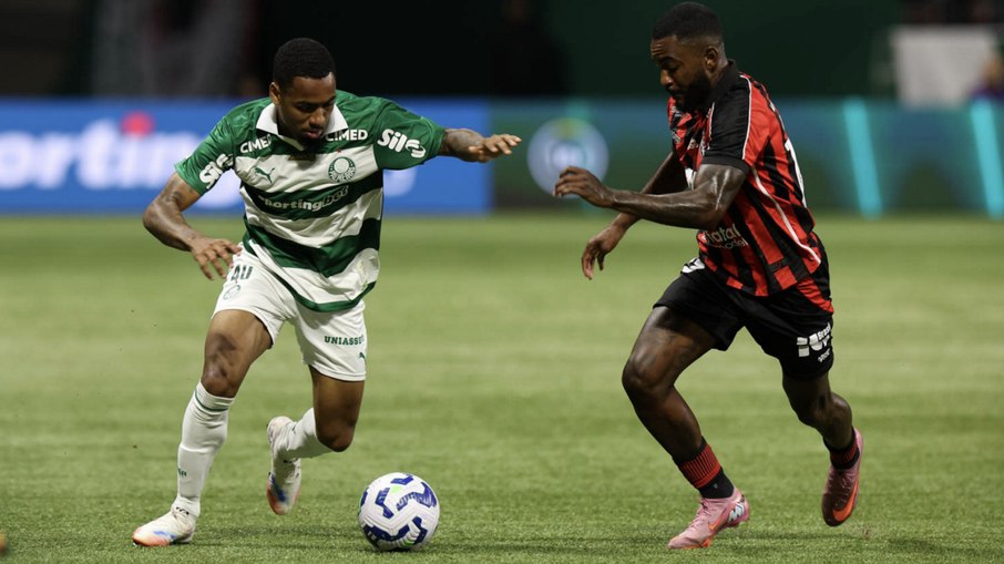 Allan tenta superar adversário Allan tenta superar adversário