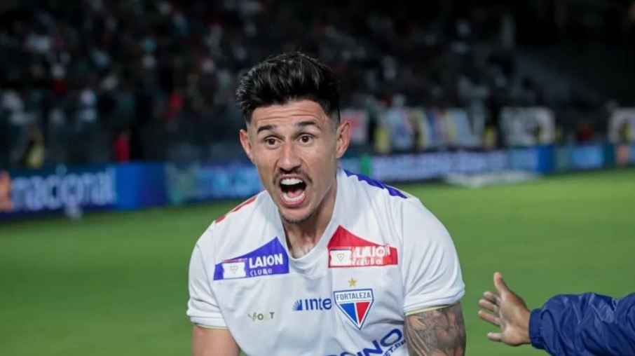 Bareiro comemora o gol da vitória sobre o Bragantino Bareiro comemora o gol da vitória sobre o Bragantino