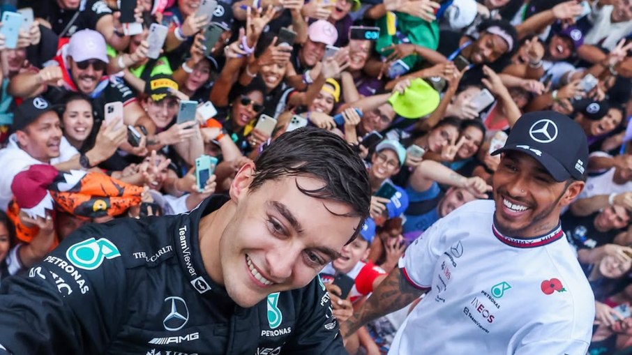 George Russell e Lewis Hamilton comemoram com torcedores no Brasil George Russell e Lewis Hamilton comemoram com torcedores no Brasil