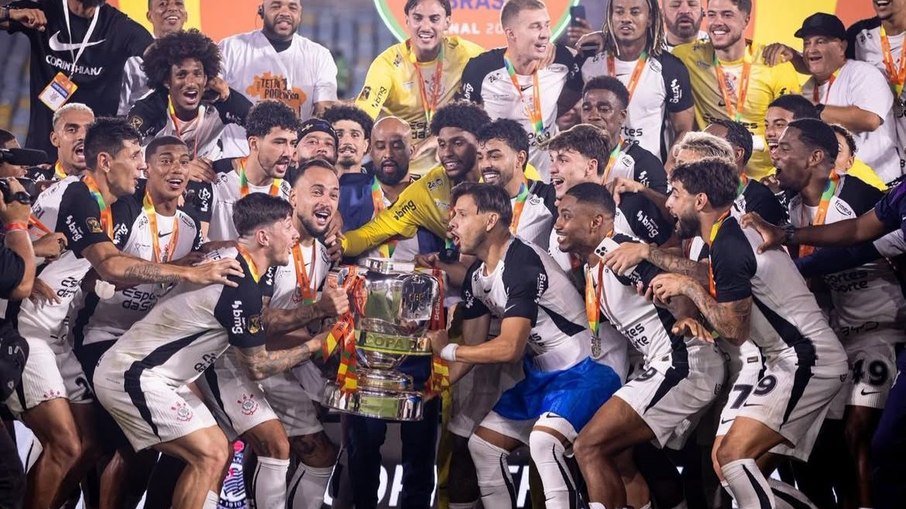 Jogadores prontos para levantar a taça da Copa do Brasil