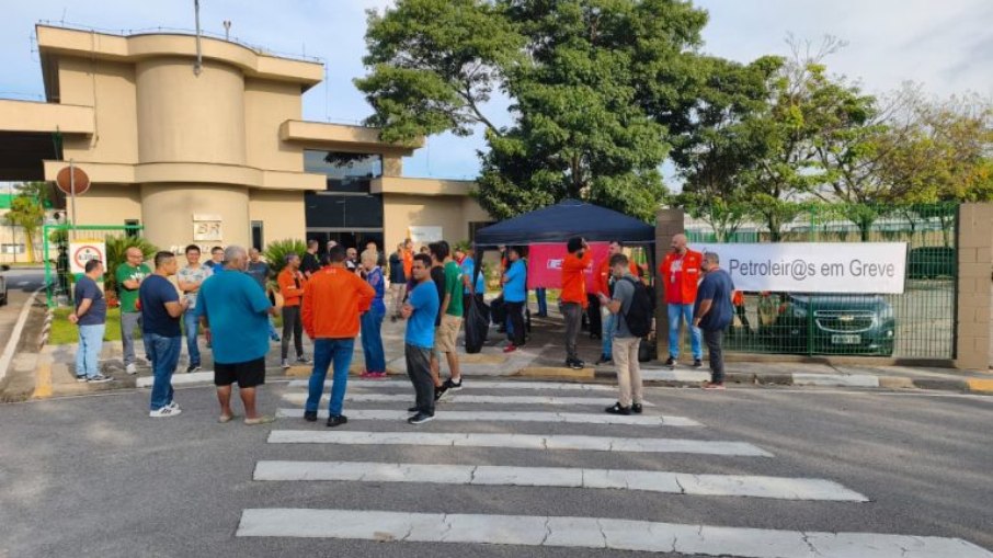 Trabalhadores permanecem do lado de fora da refinaria Trabalhadores permanecem do lado de fora da refinaria