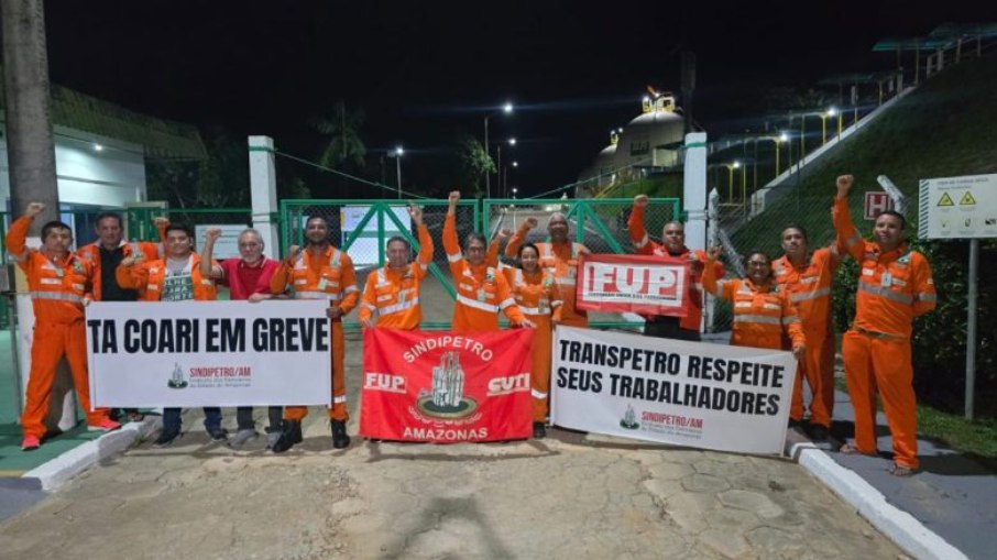 Petroleiros em ato durante a greve por tempo indeterminado Petroleiros em ato durante a greve por tempo indeterminado