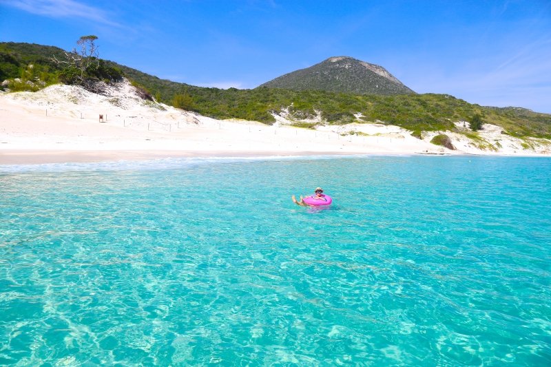 Ilha do Farol, em Arraial do Cabo, Rio de Janeiro. - Foto: Wikimedia Commons 