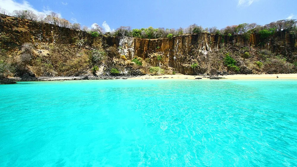 Praia do Sancho, Fernando de Noronha. - Foto: Wikimedia Commons