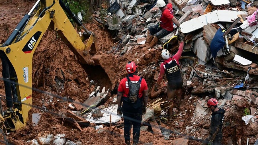Bombeiros atuando após chuva intensa em Juiz de Fora, Minas Gerais 