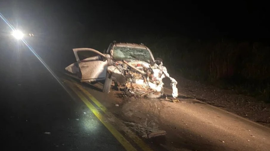 O condutor do Golf e uma passageira do Strada morreram no local