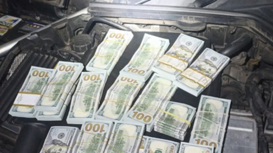 O dinheiro foi encontrado escondido em pacotes entre pe&ccedil;as do motor do carro
