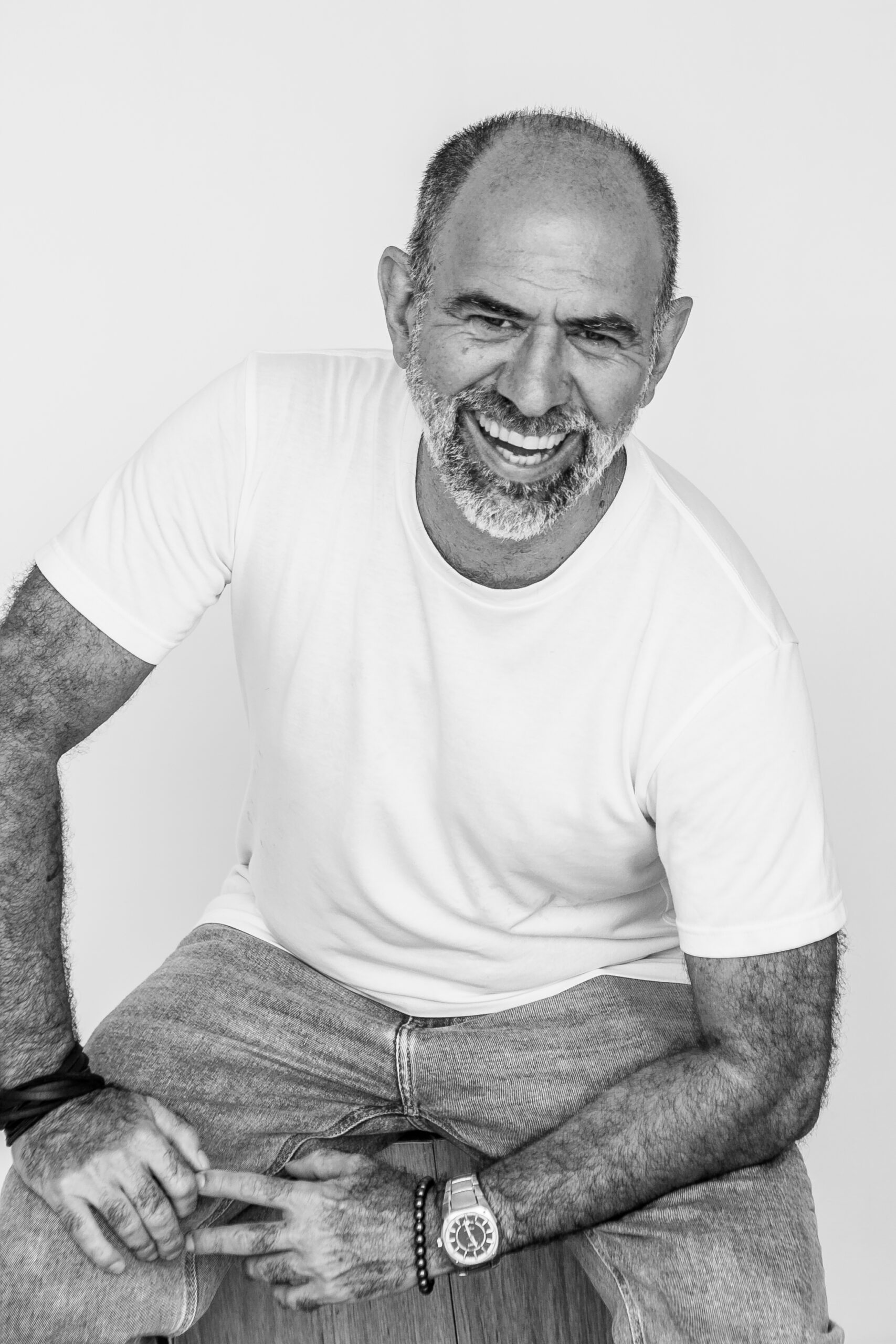 Finalista do Jabuti, escritor e roteirista Celso Tádhei leva ao palco em “O baterista” o mesmo dilema artístico que atravessa seu romance histórico