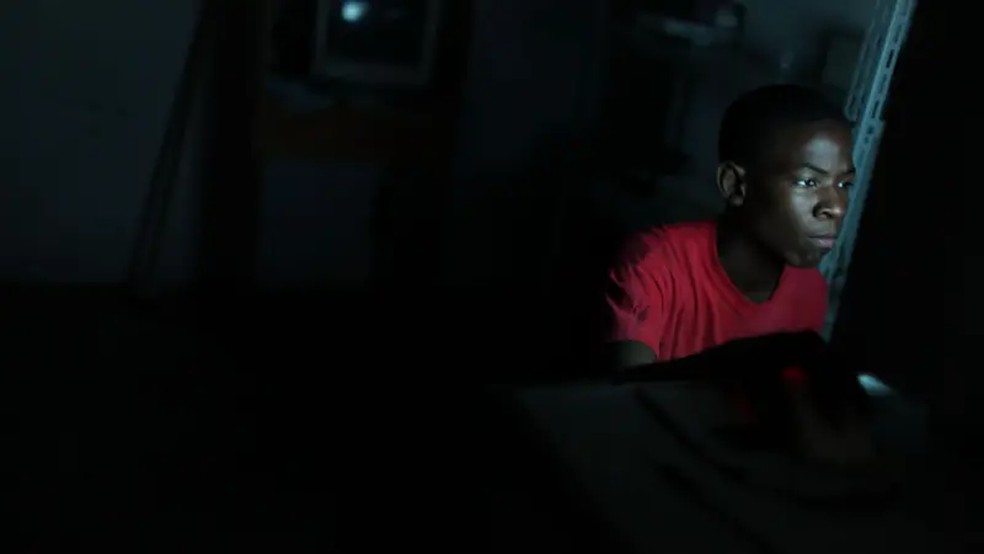 Adolescente usa um computador em lan house na Rocinha, no Rio de Janeiro — Foto: Spencer Platt/Getty Images