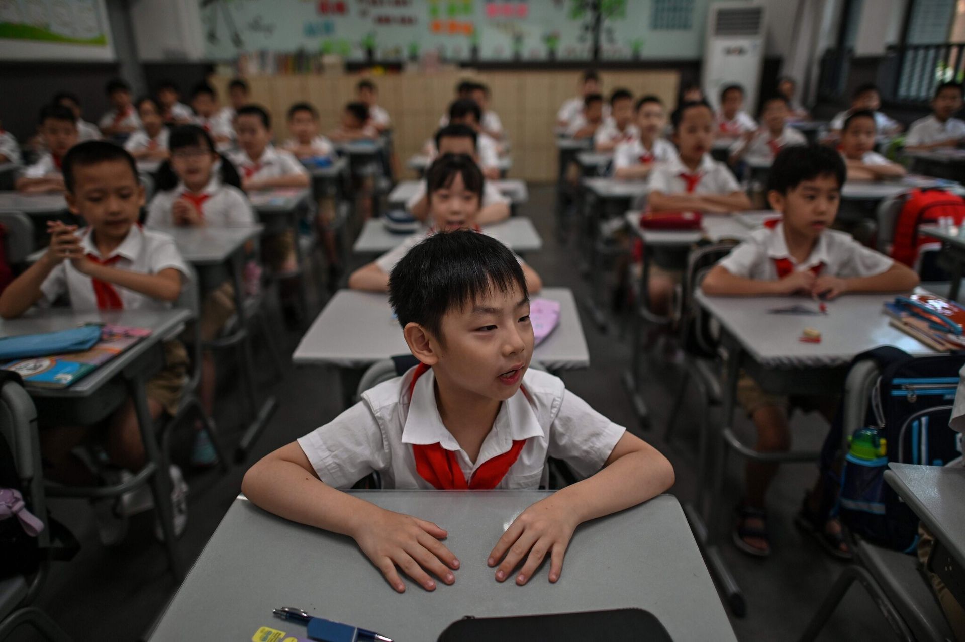 Com menos crianças, China fecha mais escolas