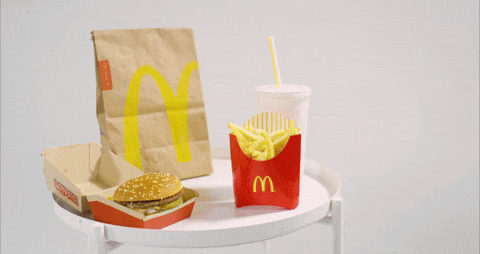 Os adultos estão comendo comida de criança