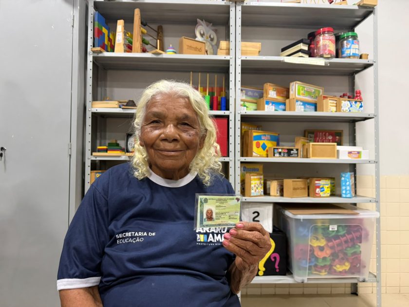 Aos 90 anos, dona Eunice assina o próprio nome pela primeira vez e realiza sonho de uma vida