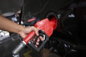 Gasolina com 35% de etanol pode estragar o carro? Veja peças que podem ser afetadas