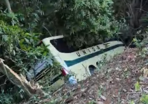 Ônibus de Juiz de Fora cai em ribanceira na BR-040, na Serra de Petrópolis Ônibus de Juiz de Fora cai em ribanceira na BR-040, na Serra de Petrópolis